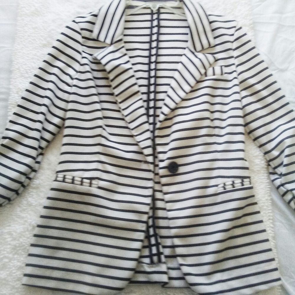 CHARLOTTE RUSSE JACKET SIZE MED